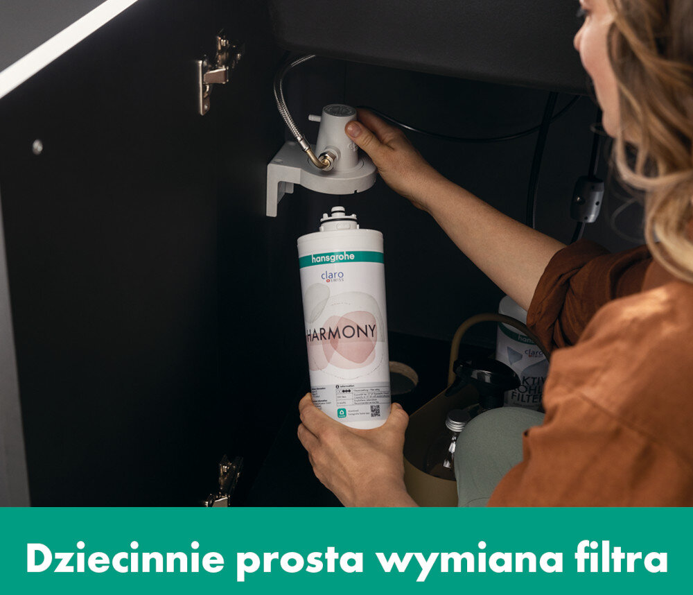 BATERIA KUCH HANSGROHE AQITTURA M91 Z FILTREM 210 76801000 Na zdjęciu 7.jpg przedstawiono trzy ujęcia ciemnej obudowy urządzenia: zamknięty front, otwarty środek z butlą CO₂ i wkładem filtrującym Harmony oraz tylny panel z przyłączami i przewodem. Na dole widnieje zielony pasek z napisem „Łatwa wymiana filtra i butli” łatwy montaż systemu szybka wymiana filtra wody filtr 300 litrów kompatybilne butle CO2 samodzielna wymiana oszczędność czasu wygoda użytkowania system wody do kuchni