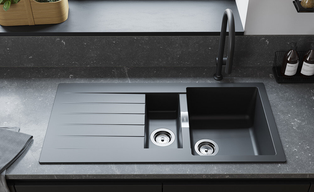 ZLEWOZMYWAK HANSGROHE Z OCIEKACZEM S52 43357290 Widok z góry na czarny zlew z dwiema komorami i dodatkową wąską strefą pośrodku oraz ociekaczem. Widać dwa odpływy, wyraźne podziały i minimalistyczny, nowoczesny design minimalistyczne wykończenie zlewozmywak nablatowy SilicaTec szafka dwie komory ociekacz odwracalny