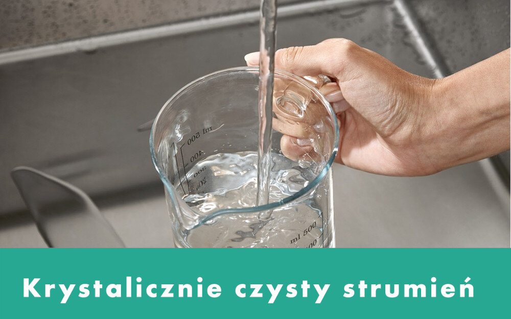 Osoba trzyma dzbanek, do którego nalewana jest woda z kranu. Na dole obrazu znajduje się napis: \'Krystalicznie czysty strumień\'.