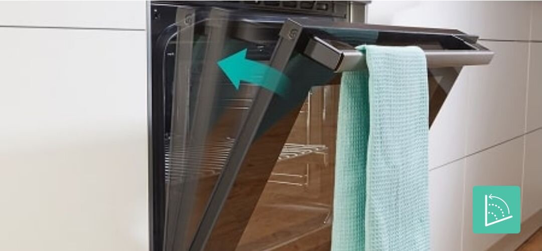 KUCHNIA GORENJE MEKS6141X Drzwi piekarnika uchylone pod różnym kątem z naniesioną strzałką pokazującą płynny ruch domykania, na uchwycie wisi miękki turkusowy ręcznik kuchenny