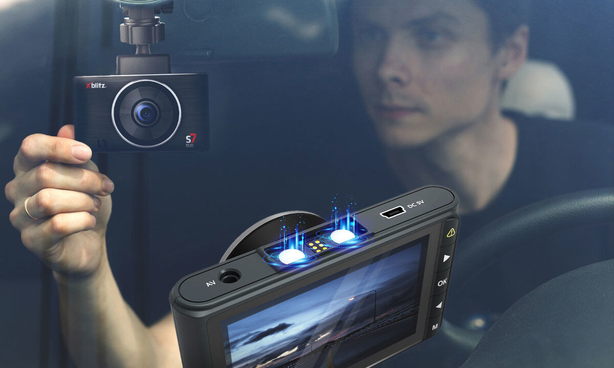 Na zdjęciu widoczny jest wideorejestrator z logo \'xblitz\' i oznaczeniem \'S7 Duo\', zamontowany na przedniej szybie samochodu. W tle widać osobę siedzącą za kierownicą.