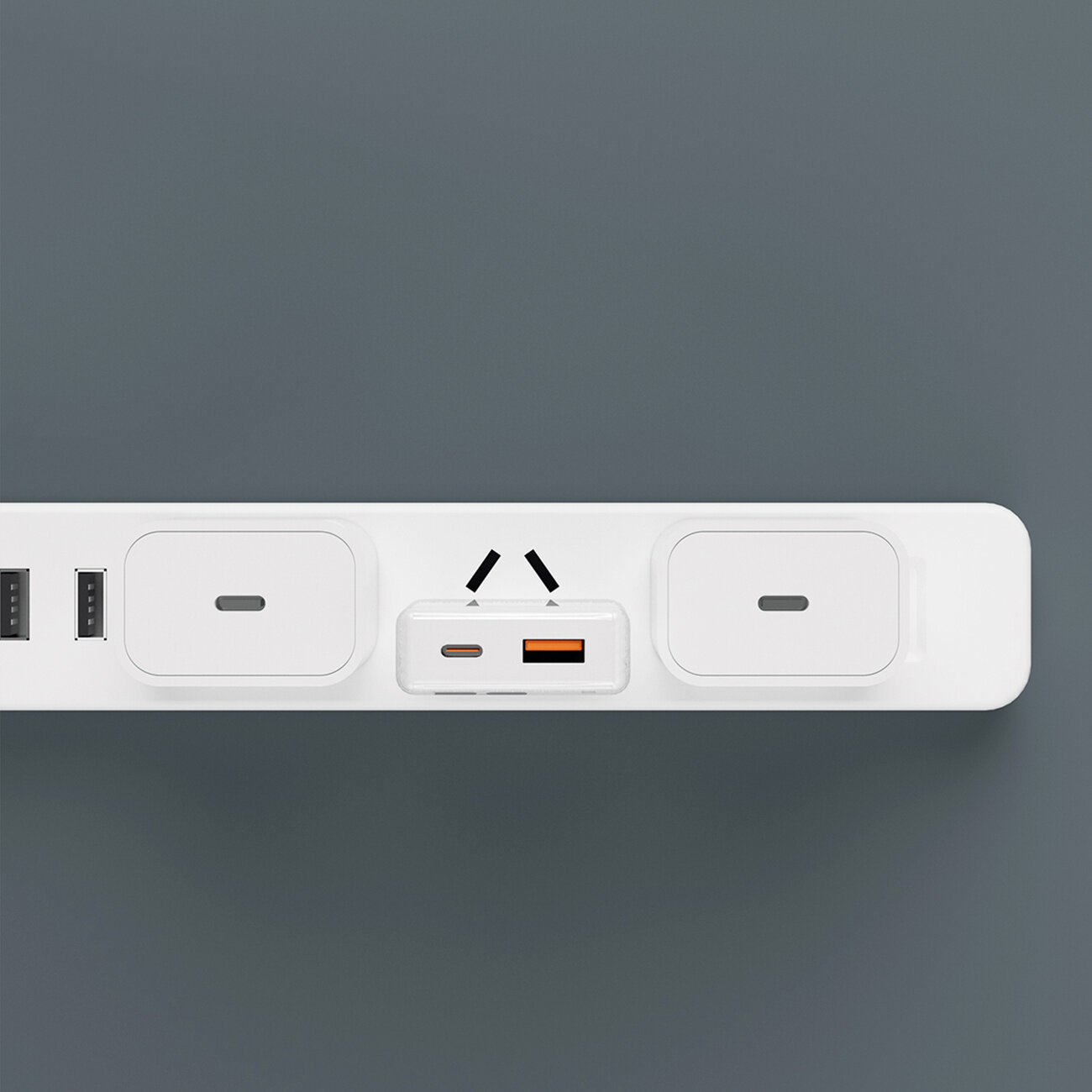 Biała listwa zasilająca z trzema gniazdami, w tym jednym z wtyczką USB-C i USB-A. Na listwie widoczne są również dwa porty USB-A.