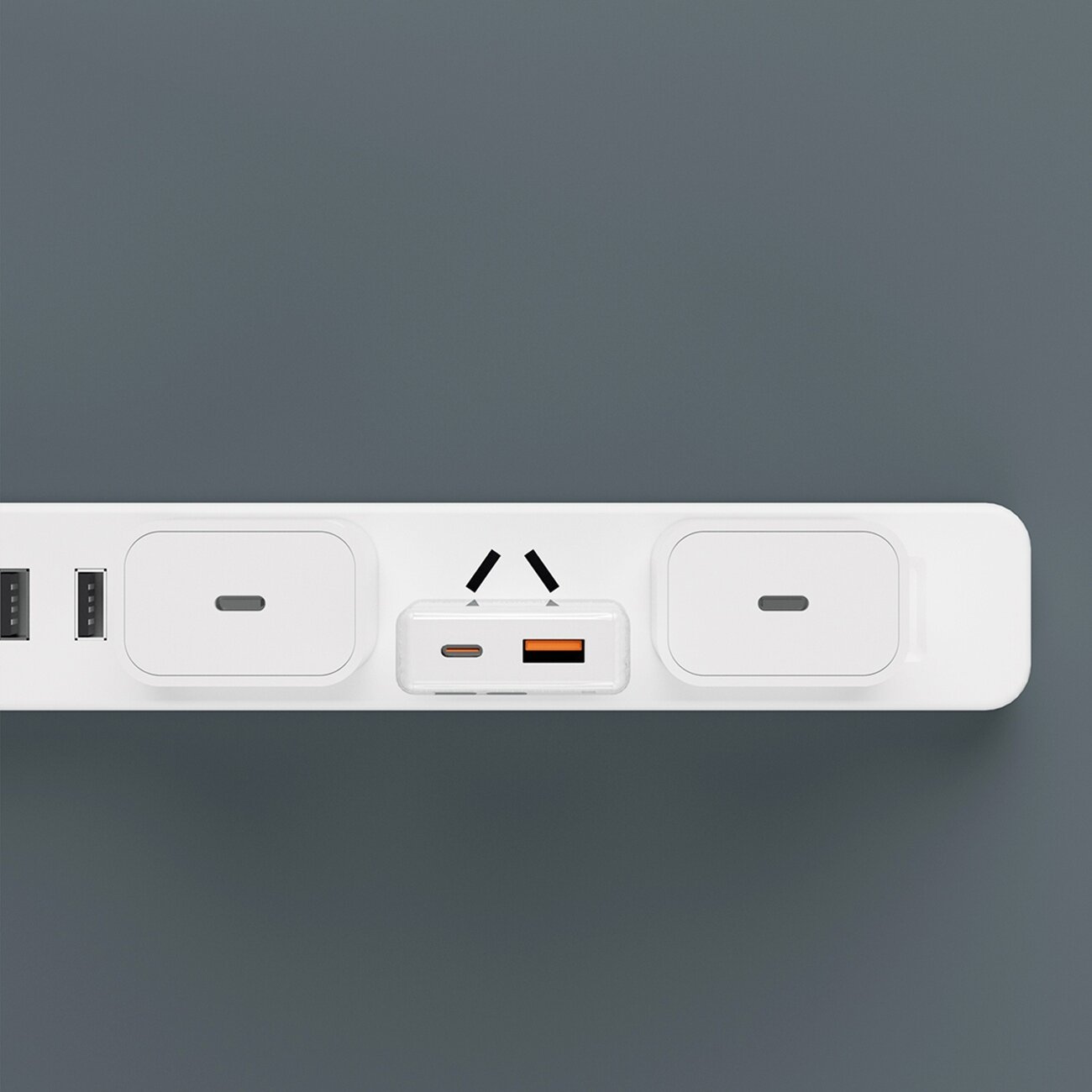 Biała listwa zasilająca z trzema gniazdami, w tym jednym z wtyczką USB-C i USB-A. Na listwie widoczne są również dwa porty USB-A.