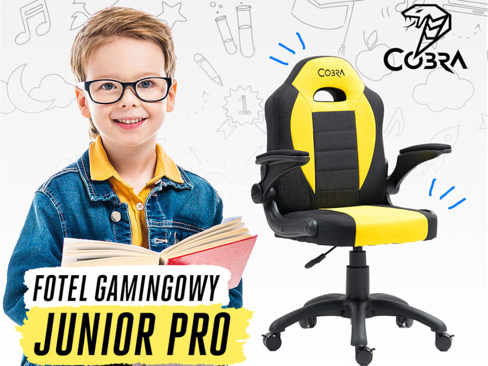 Fotel COBRA Junior Pro CRF2302 7.1T Żółto-czarny Uśmiechnięty chłopiec w okularach i dżinsowej kurtce, trzymający książkę, stoi obok fotela gamingowego Cobra Junior PRO z napisem 'Fotel Gamingowy Junior PRO' i logo Cobra w tle