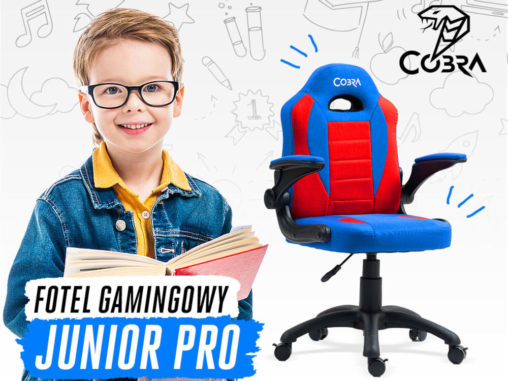 Fotel COBRA Junior Pro CRF2301 7.1T Czerwono-niebieski Uśmiechnięty chłopiec w okularach i dżinsowej kurtce, trzymający książkę, stoi obok fotela gamingowego Cobra Junior PRO z napisem 'Fotel Gamingowy Junior PRO' i logo Cobra w tle