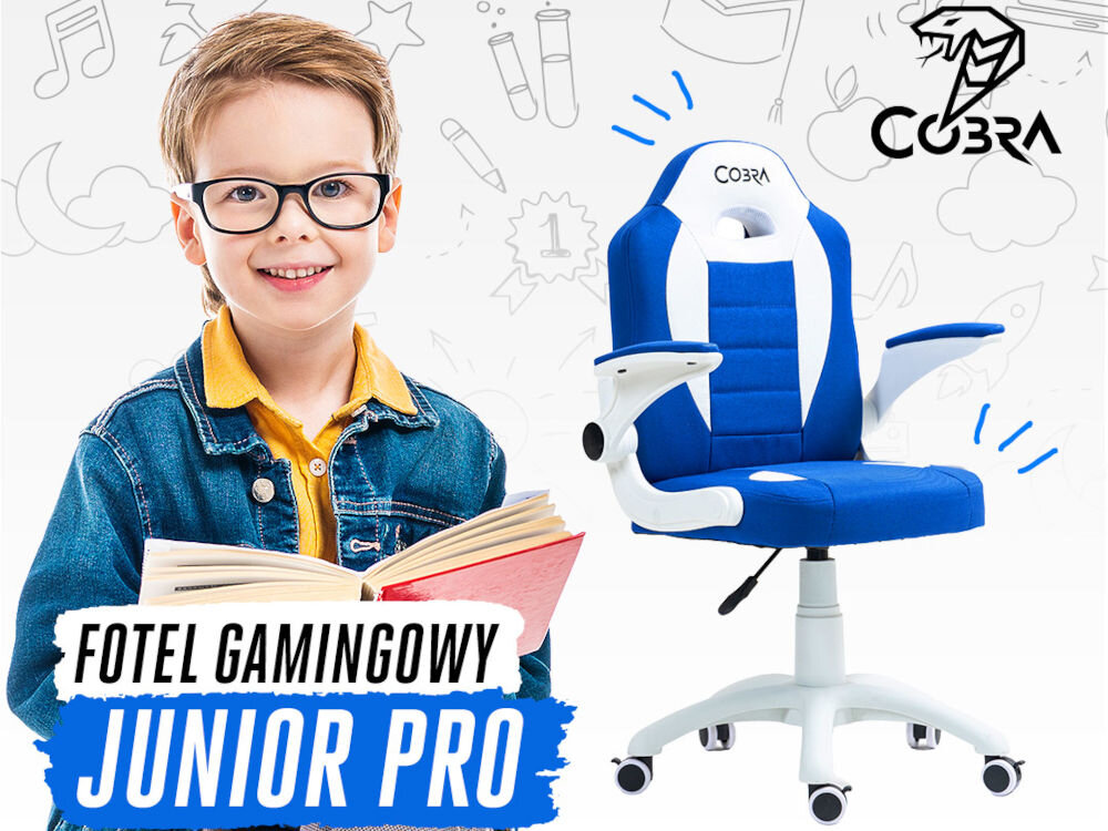 Fotel COBRA Junior Pro CRF2305 7.1T Niebiesko-biały Uśmiechnięty chłopiec w okularach i dżinsowej kurtce, trzymający książkę, stoi obok fotela gamingowego Cobra Junior PRO z napisem 'Fotel Gamingowy Junior PRO' i logo Cobra w tle