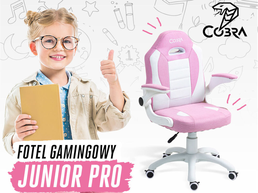 Fotel COBRA Junior Pro CRF2304 7.1T Różowo-biały Uśmiechnięta dziewczynka w okularach i kurtce, trzymająca książkę, stoi obok fotela gamingowego Cobra Junior PRO z napisem 'Fotel Gamingowy Junior PRO' i logo Cobra w tle