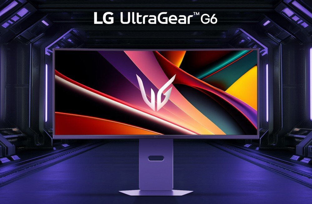 Monitor LG UltraGear 34G600A-B Monitor gamingowy w ujęciu od przodu na fioletowym tle stylizowanym na wnętrze statku kosmicznego z logotypem serii nad ekranem, opis