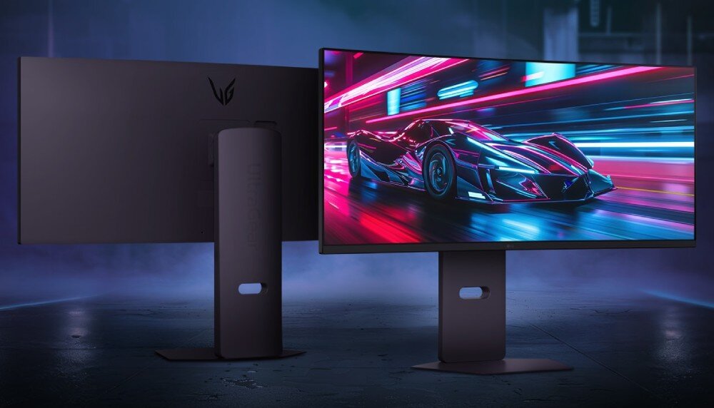 Monitor LG UltraGear 34G600A-B Monitor zaprezentowany z dwóch stron ukazujący wygląd fioletowej tylnej obudowy oraz przód ekranu z grą wyścigową, podstawa, regulacja, mocowanie VESA