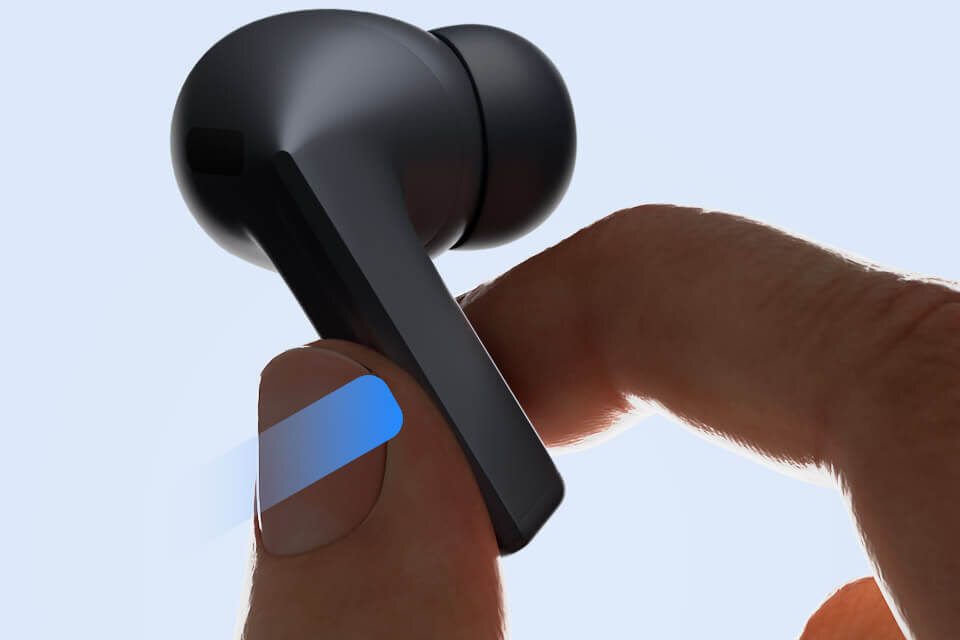Palec ściska ostrze pojedynczego, czarnego Galaxy Buds3 FE. Palec ściska ostrze pojedynczego, czarnego Galaxy Buds3 FE.