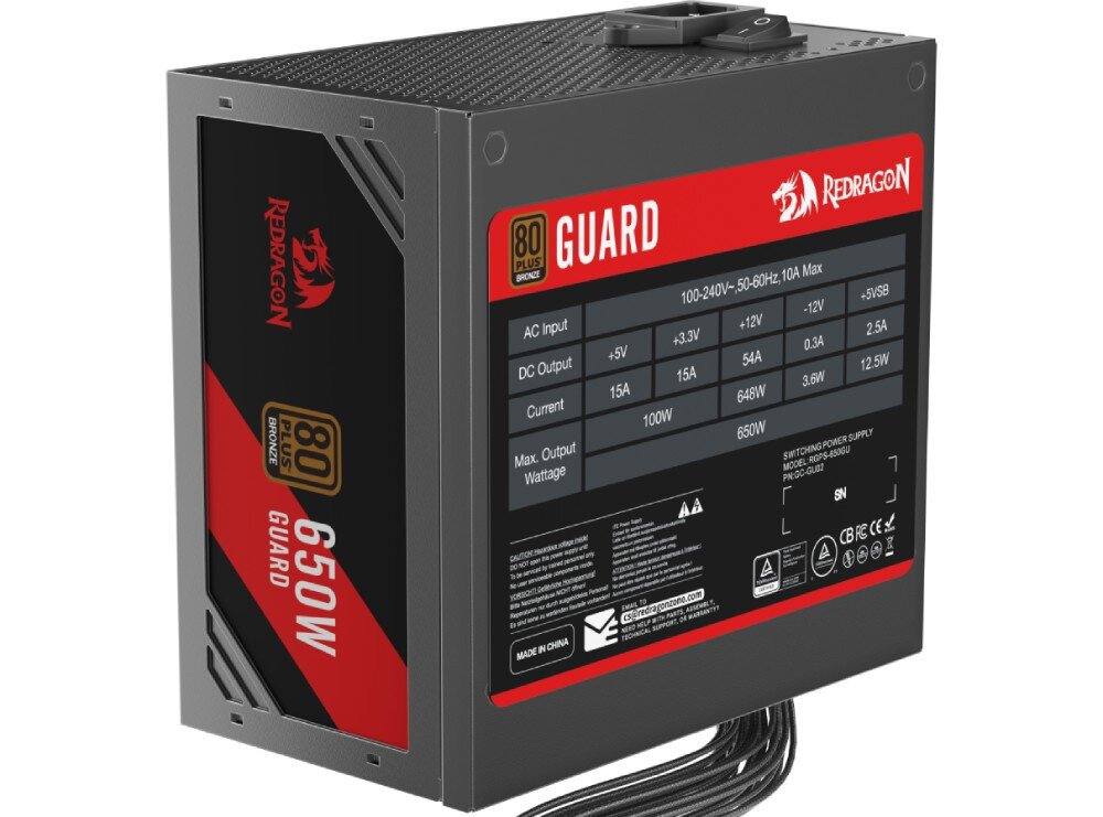 Zasilacz REDRAGON Guard GC-GU02 Boczny widok zasilacza z czarną obudową, czerwonymi elementami i tabelą parametrów technicznych wydruku na etykiecie, moc, sprawność, certyfikat, aktywny PFC