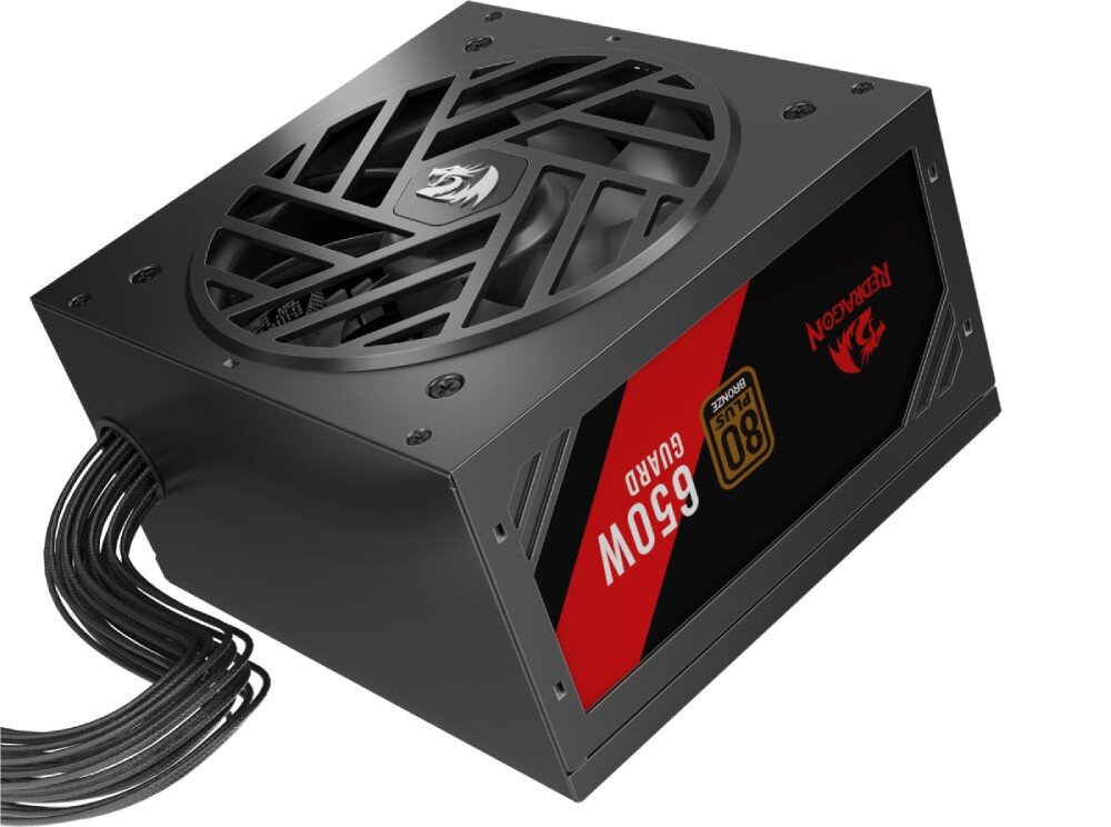 Zasilacz REDRAGON Guard GC-GU02 Zasilacz w ujęciu z góry z dużym wentylatorem osłoniętym kratką w geometryczny wzór i czerwonym oznaczeniem mocy 550 W, złącza, przewody, długość