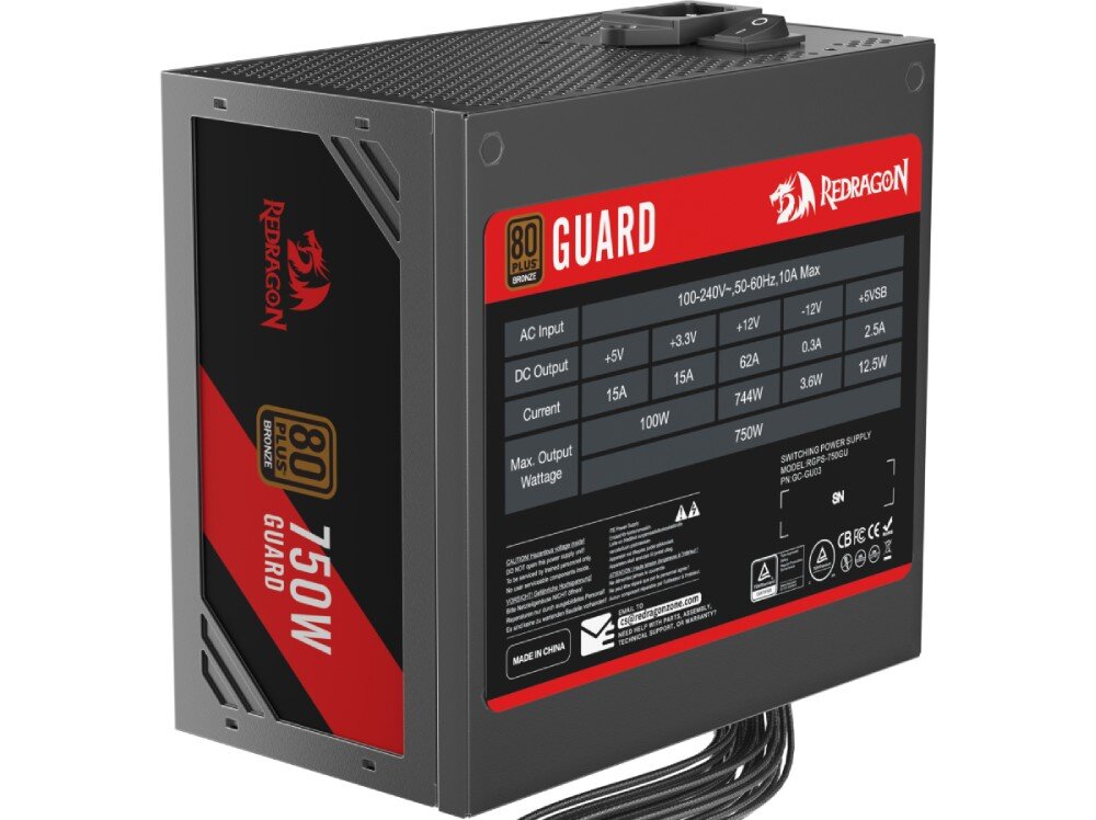 Zasilacz REDRAGON Guard GC-GU03 Boczny widok zasilacza z czarną obudową, czerwonymi elementami i tabelą parametrów technicznych wydruku na etykiecie, moc, sprawność, certyfikat, aktywny PFC