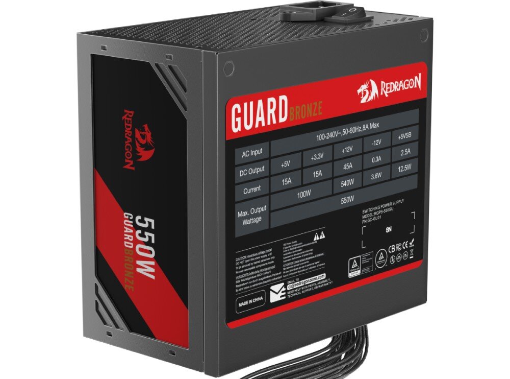 Zasilacz REDRAGON Guard GC-GU01 Boczny widok zasilacza z czarną obudową, czerwonymi elementami i tabelą parametrów technicznych wydruku na etykiecie, moc, sprawność, certyfikat, aktywny PFC