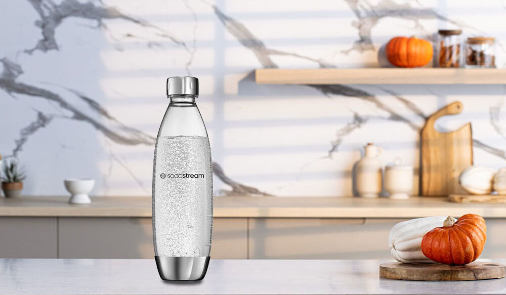 Butelka SODASTREAM Silver butelka z bąbelkami srebrna zakrętka srebrna podstawa butelka stoi na blacie kuchennym cieszenie się smakiem wody przez cały dzień poręczna możliwość zabrania wszędzie odpowiednio dopasowana nakrętka trwałe bąbelki piękny design stylowy dodatek