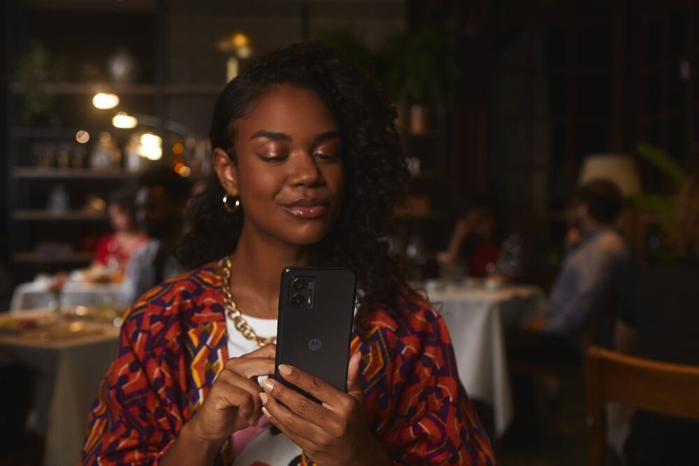 SMARTFON MOTOROLA MOTO G73 5G ekran bateria aparat procesor ram pamięć pojemność rozdzielczość zdjęcia filmy opis dane cechy blokady system łączność wifi bluetooth obudowa szkło odporność porty muzyka transfer sieć przekątna matryca waga czujniki oled amoled ips