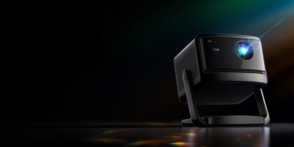 Projektor laserowy DANGBEI Mars Pro S2 DBOX02 4K UHD DLP kino domowe HDR10 HDR10+ HLG, projektor stojący na czarnym blacie na czarnym tle