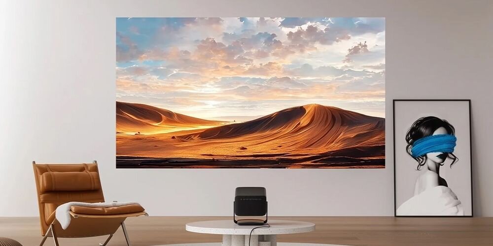 Projektor laserowy DANGBEI Mars Pro S2 DBOX02 Dolby Digital DTS HDMI eARC Bluetooth WiFi 6, projektor stojący na stoliku wyświetlający obraz na ścianie