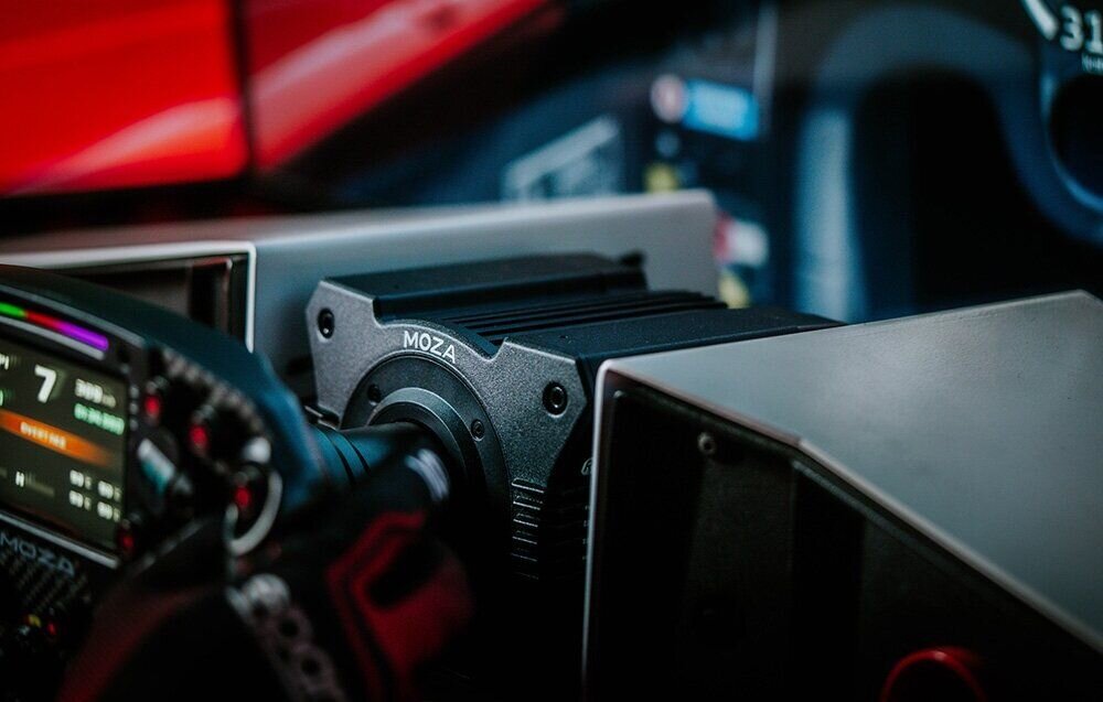 Baza kierownicy MOZA Racing R12 V2 RS081 Zbliżenie na kierownice przymocowaną do bazy moment obrotowy napęd bezpośredni algorytm FFB obudowa z aluminium lotniczego system chłodzenia Pit House