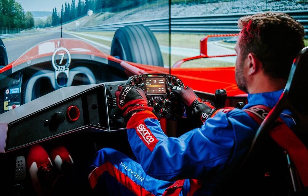 Baza kierownicy MOZA Racing R12 V2 RS081 mężczyzna siedzący i prowadzący wirtualny bolid baza przymocowana do kierownicy wzorowana na modelu R21 napęd direct drive konstrukcja z trójdzielnym wirnikiem ogranicza drgania