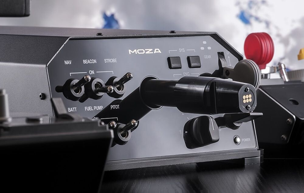 Baza na joystick yoke MOZA Racing AY210 (PC) Stanowisko gamingowe MOZA, na którym widać przyciski i pokrętła