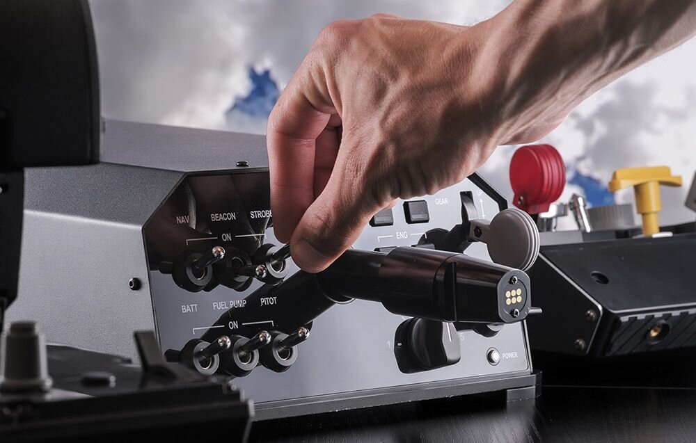 Baza na joystick yoke MOZA Racing AY210 (PC) Dłoń operująca przełącznikami typu toggle na panelu sterowania bazy MOZA Racing AY210 MSFS 2024, X-Plane 12, rama aluminiowa, integracja systemowa