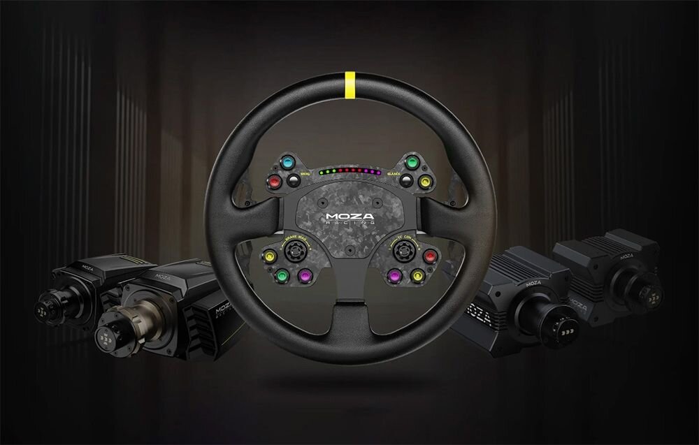 Kierownica MOZA Racing RS V2 RS25 (PC) Widok od przodu na kierownicę gamingową MOZA RACING; widać kolorowe przyciski i pokrętła; obok inne elementy ekosystemu MOZA ergonomia sterowania, symulatory wyścigowe, realizm jazdy, Assetto Corsa