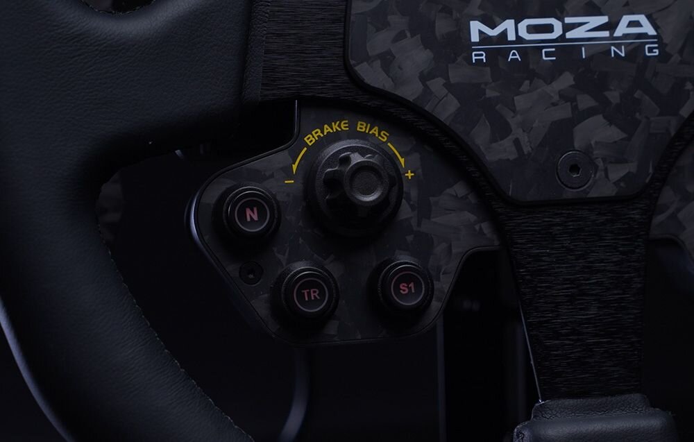 Kierownica MOZA Racing RS V2 RS25 (PC) Kierownica gamingowa MOZA RACING pokazana z bliska; widoczne przyciski N, TR i S1 oraz pokrętło BRAKE BIAS programowalne przyciski, pokrętła regulacyjne, podświetlenie RGB, personalizacja