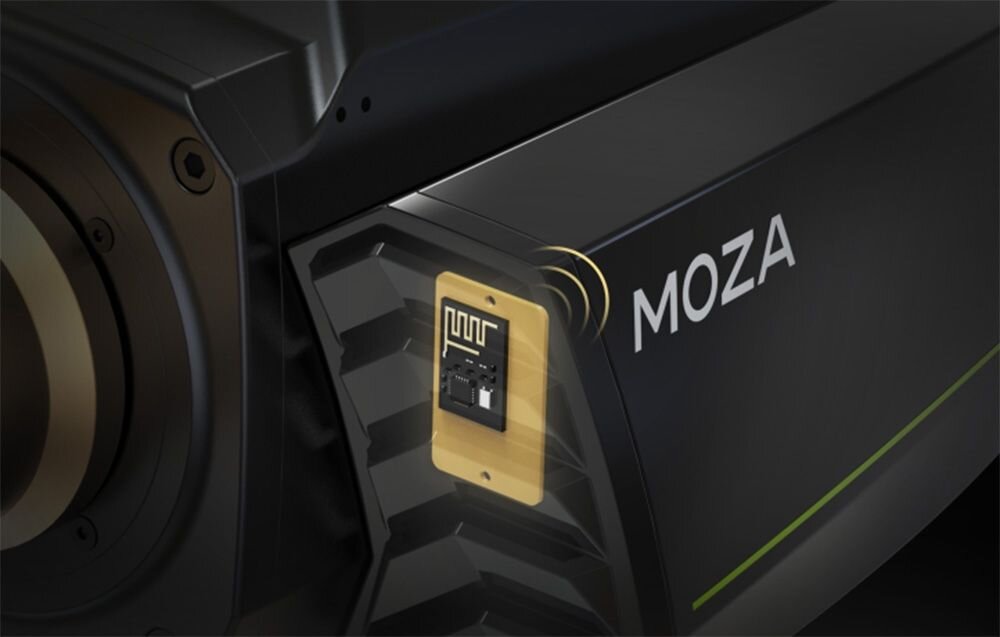 Kierownica MOZA Racing RS V2 RS25 (PC) Zbliżenie na element obudowy z napisem MOZA i chipem kompatybilność MOZA, transmisja danych, baza R9, slip-ring