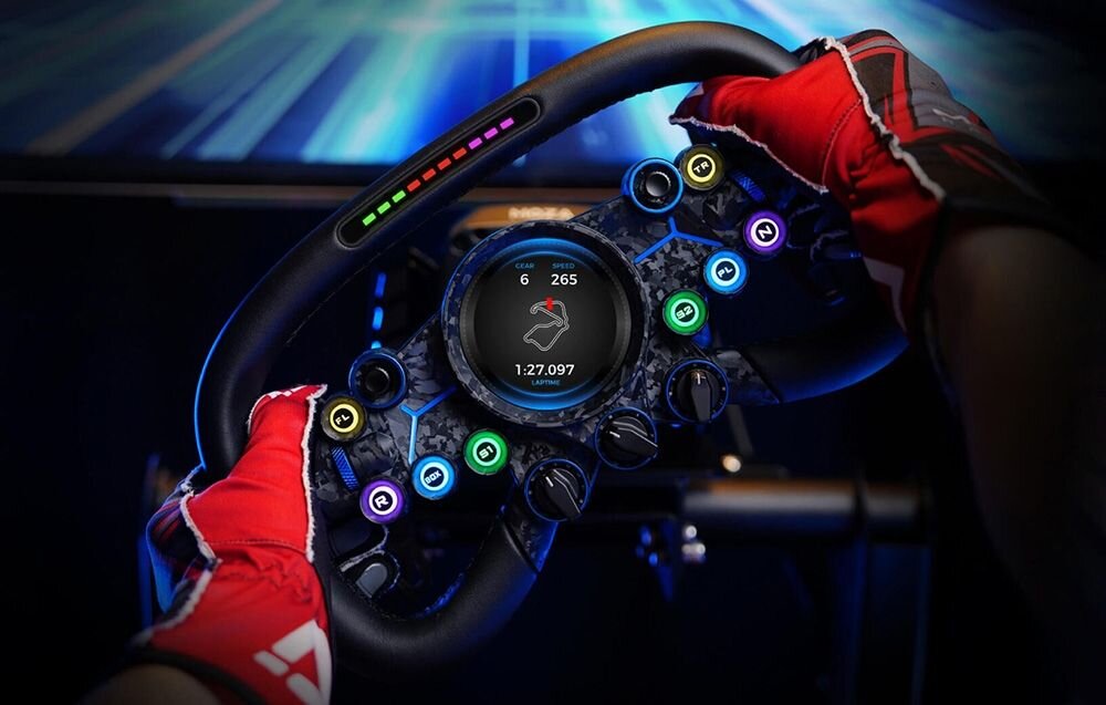 Kierownica MOZA Racing Vision GS RS064 (PC) Osoba w czerwonych rękawicach samochodowych trzyma kierownicę Moza Racing