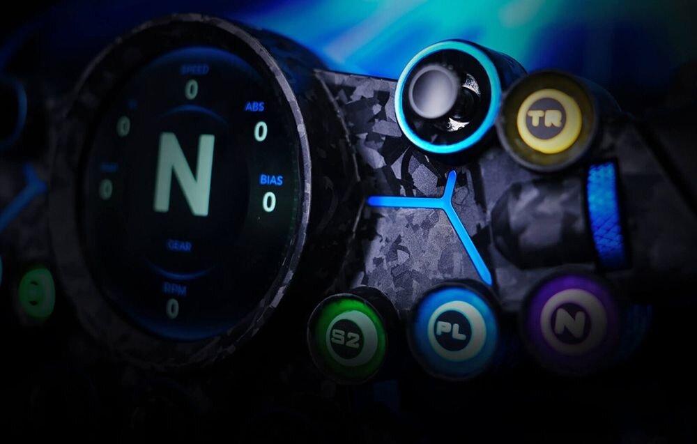 Kierownica MOZA Racing Vision GS RS064 (PC) Zbliżenie na górną część kierownicy Moza, na której znajdują się kolorowe przyciski ekran dotykowy przekątna procesor LED-owy wskaźnik obrotów aluminium lotnicze włókno węglowe uchwyty z mikrofibry magnetyczne łopatki z czujnikami Halla 72 wejścia szybkozłącze otwarty ekosystem