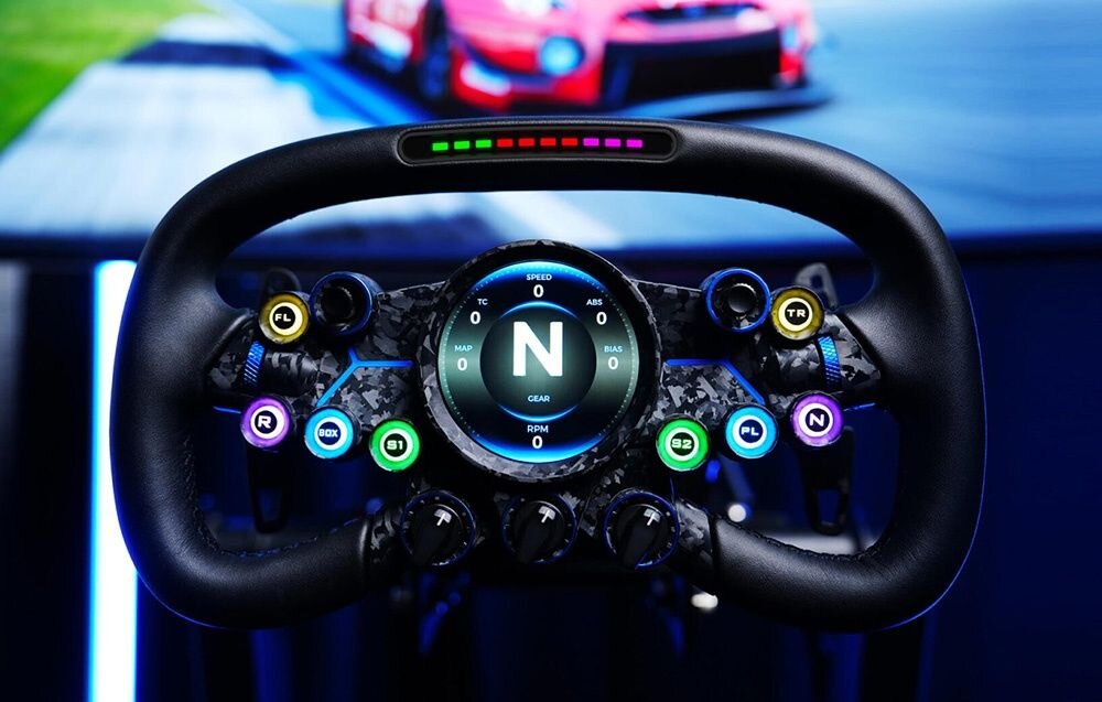 Kierownica MOZA Racing Vision GS RS064 (PC) Kierownica Moza Racing z przyciskami i kolorowymi światłami LED na górze, w tle widać monitor z samochodem wyścigowym ekran dotykowy HD przekątna częstotliwość żyroskop jeden gest palcem przełączenie widoku szybki dostęp do kluczowych informacji