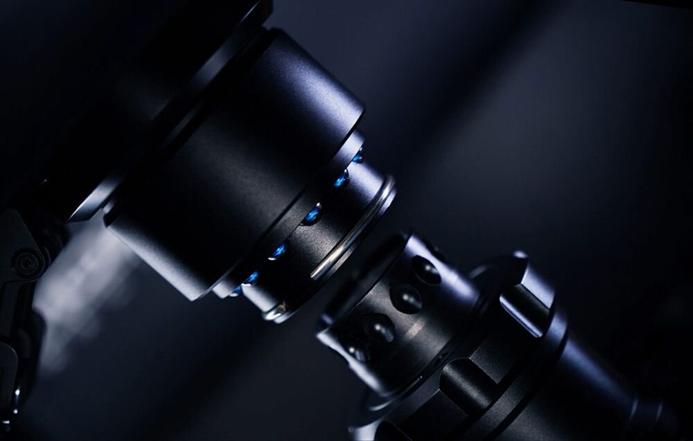 Kierownica MOZA Racing Vision GS RS064 (PC) Zbliżenie na szybkozłączkę kierownicy gamingowej Moza Racing na czarnym tle Vision GS system graficzny UI 10 gotowych układów możliwość tworzenia własnych ekranów społeczność MOZA