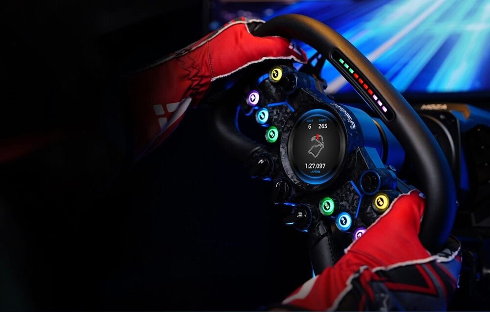 Kierownica MOZA Racing Vision GS RS064 (PC) Kierowca w czerwonych rękawicach trzyma kierownicę Moza aluminium lotnicze obrabiane CNC odporność na przeciążenia kompozyt z włóknem węglowym ręcznie zszywana mikrofibra ergonomiczny kształt solidna konstrukcja