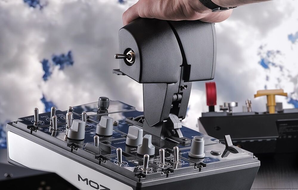 Przepustnica MOZA Racing MTP AS008 Dłoń trzymająca przepustnicę Moza Racing, w tle widać chmury 27 fizycznych przełączników przypisanie do dowolnych funkcji