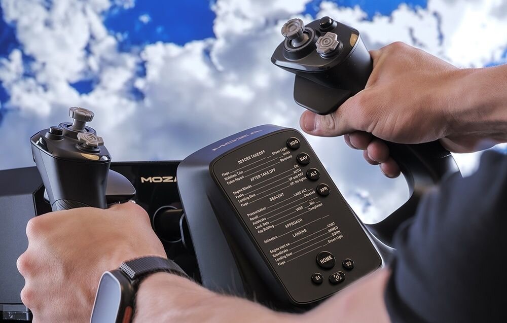 Wolant MOZA Racing MFY Yoke AS012 Użytkownik korzystający ze sterownicy MOZA; w tle chmury.