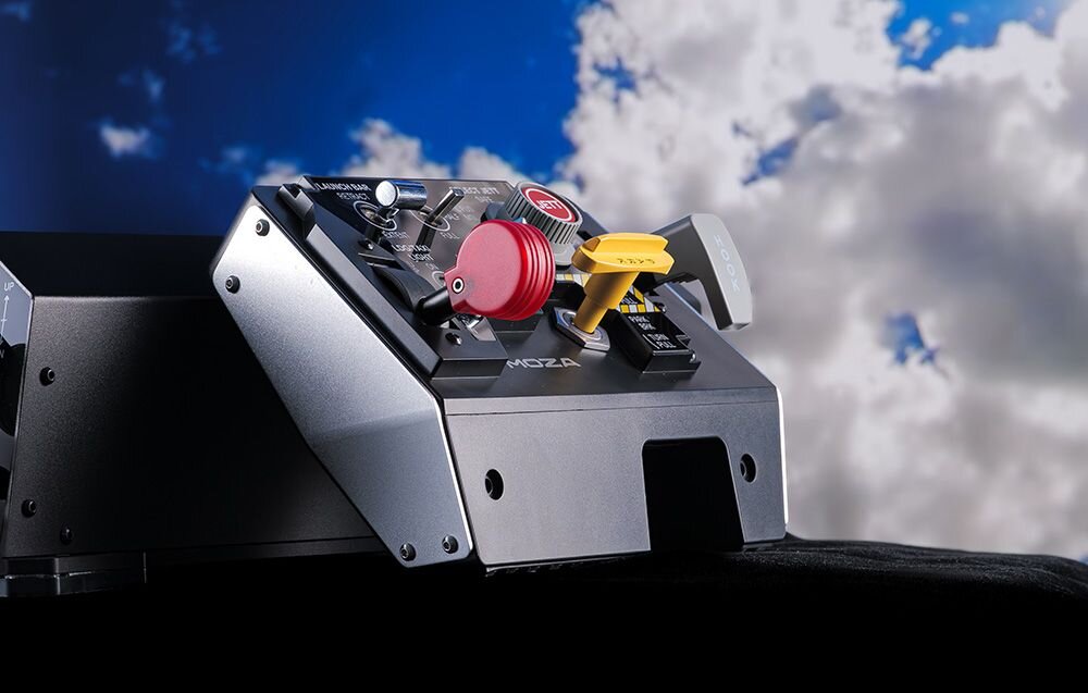 Panel startowania i lądowania MOZA Racing MTLP AS009 PC Panel sterowania i lądowania Moza z przełącznikami i dźwigniami na tle nieba z chmurami