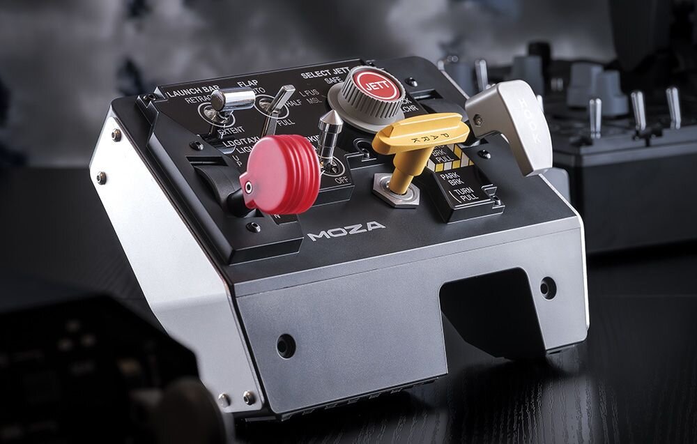 Panel startowania i lądowania MOZA Racing MTLP AS009 PC Panel sterowania i lądowania Moza ustawiony na biurku obok kontrolera lotniczego panel startu i lądowania inspiracja z myśliwca F/A-18 25 konfigurowalnych przełączników dynamiczne oświetlenie dźwignia hamulca aluminiowa obudowa czujniki Halla