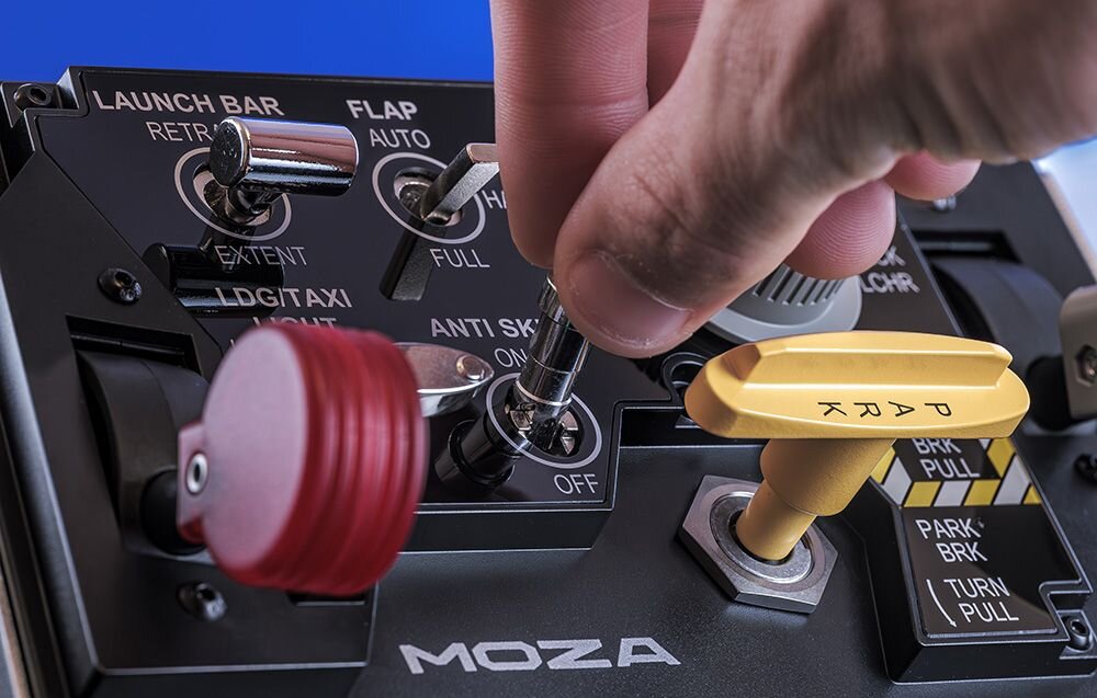 Panel startowania i lądowania MOZA Racing MTLP AS009 PC Dłoń przełącza metalowy przełącznik na panelu sterowania i lądowania Moza rozmieszczenie odpowiada rzeczywistemu układowi z myśliwca F/A-18 realistyczne doznania 25 programowalnych przełączników