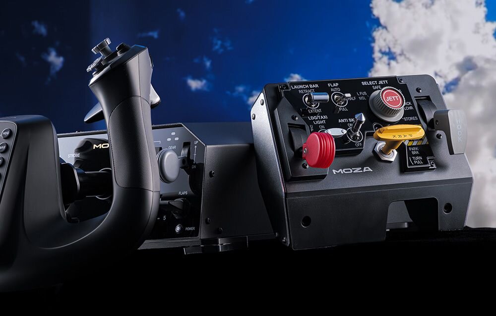 Panel startowania i lądowania MOZA Racing MTLP AS009 PC Panel Moza z joystickiem i modułem sterowania na tle nieba z chmurami hamulec postojowy w panelu MTLP pełnowymiarowa dźwignia obrotowy ruch realistyczne wrażenia