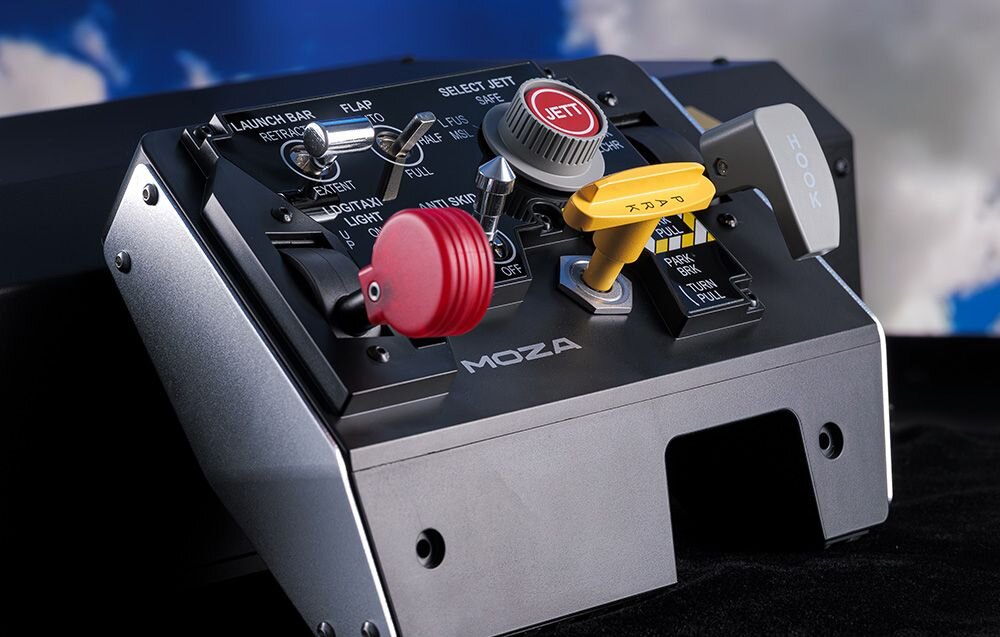 Panel startowania i lądowania MOZA Racing MTLP AS009 PC Zbliżenie panelu sterowania Moza z dźwigniami, przyciskiem JETT i uchwytem HOOK