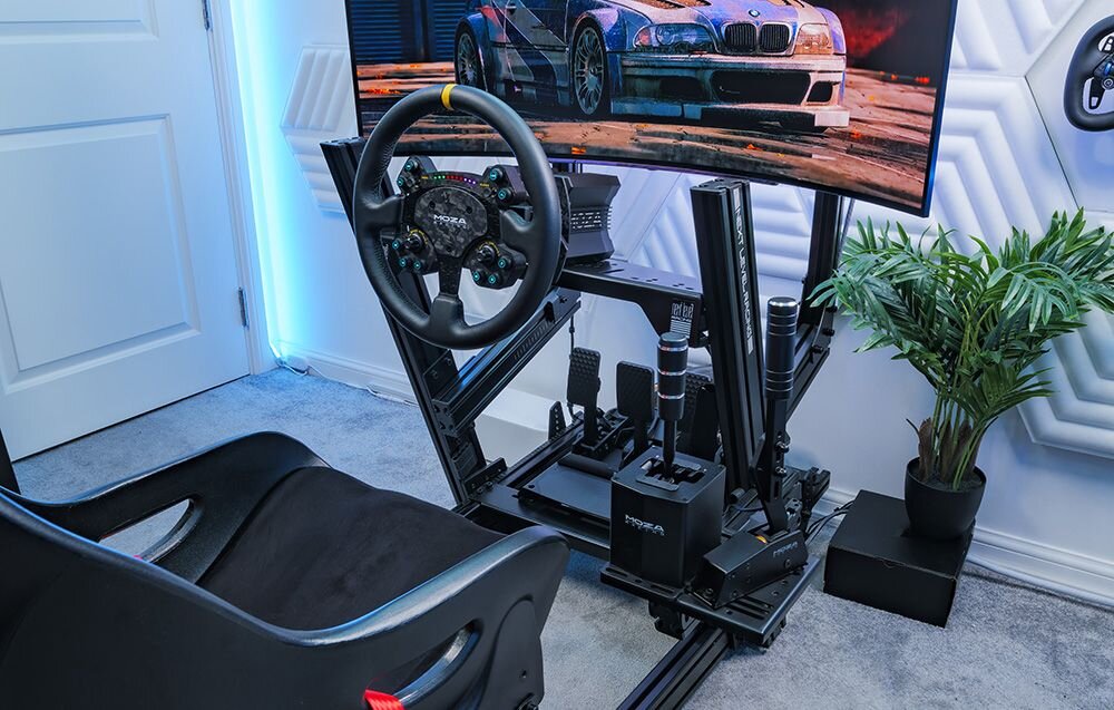 Zestaw pedałów gaz CRP2 + aktywny pedał uniwersalny mBooster MOZA Racing mBooster Pedal Set RS082 (PC) Setup gamingowy z kierownicą, fotelem, skrzynią biegów i pedałami, podłączony do szerokiego monitora