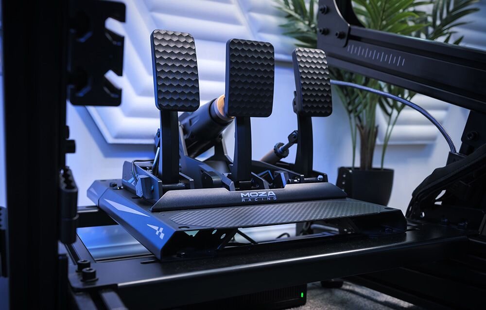 Zestaw pedałów gaz CRP2 + aktywny pedał uniwersalny mBooster MOZA Racing mBooster Pedal Set RS082 (PC) Widok na pedały gazu Moza Racing zamontowane do zestawu gamingowego sportowe wzornictwo sprężyny ukryte okablowanie obrabiane metodą CNC aluminium klasy lotniczej powłoki klasy motoryzacyjnej odporność na obciążenia wyprofilowany biomimetyczny kształt pedałów