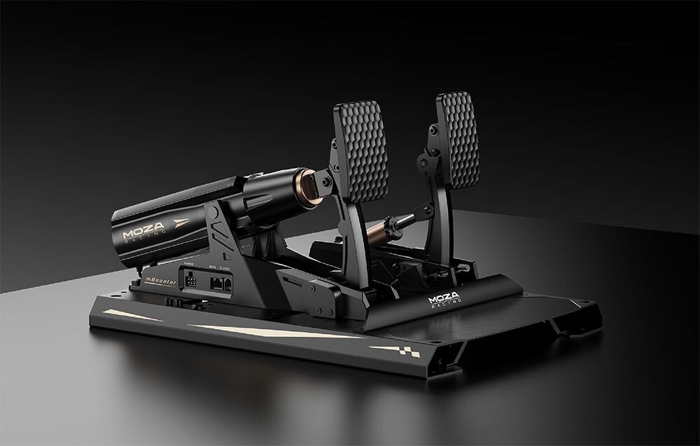 Zestaw pedałów gaz CRP2 + aktywny pedał uniwersalny mBooster MOZA Racing mBooster Pedal Set RS082 (PC) Dwa pedały Moza Racing w czarnym kolorze stojące na ciemnym stole 8 bloków tłumiących różna twardość 125 konfiguracji odczuć pedału hamulca możliwość dopasowania pracy zestawu