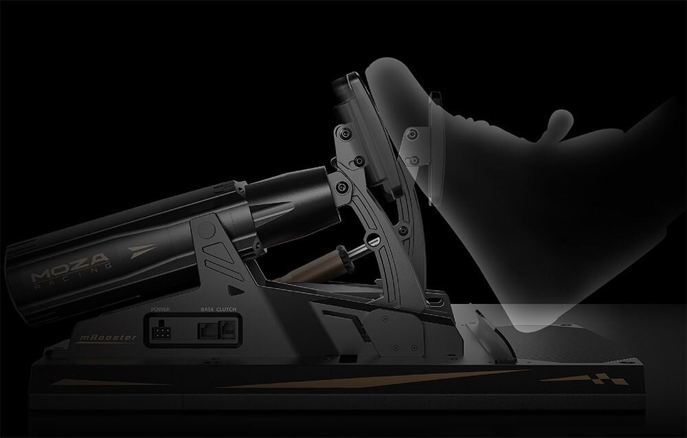 Zestaw pedałów gaz CRP2 + aktywny pedał uniwersalny mBooster MOZA Racing mBooster Pedal Set RS082 (PC) Transparentna stopa naciskająca na pedał Moza Racing na czarnym tle zamknięta sprężyna gładki pręt prowadzący dba o płynność działania dwie sprężyny regulacja siły trzystopniowy opór wsparcie realizmu