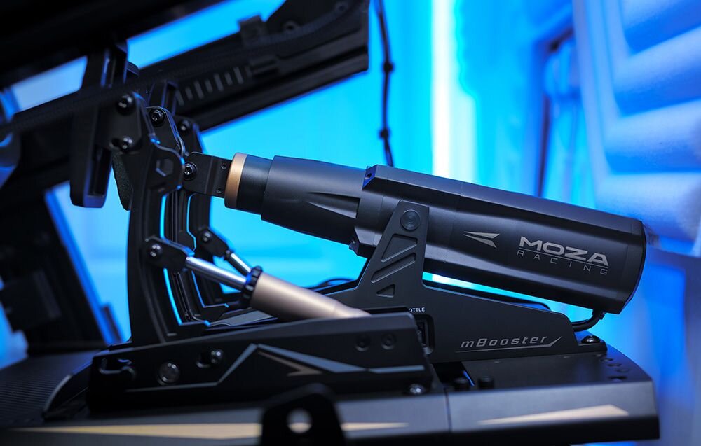 Zestaw pedałów gaz CRP2 + aktywny pedał uniwersalny mBooster MOZA Racing mBooster Pedal Set RS082 (PC) Pokój oświetlony na niebiesko, w którym znajduje się zestaw pedałów Moza Racing zamknięta konstrukcja polerowane wałki ciche działanie miękkie ograniczniki system Moza regulacja siły skok kąt dopasowanie wysokości pedałów personalizacja