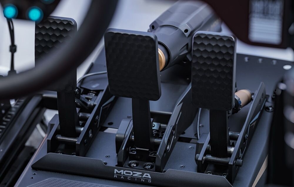 Pedał uniwersalny MOZA Racing mBooster RS076 Trzy aktywne pedały do simracingu zamontowane w profesjonalnym zestawie gamingowym aktywny pedał sprzężenie zwrotne podwójne czujniki siły 21-bitowy enkoder magnetyczny system MOZA Pit House