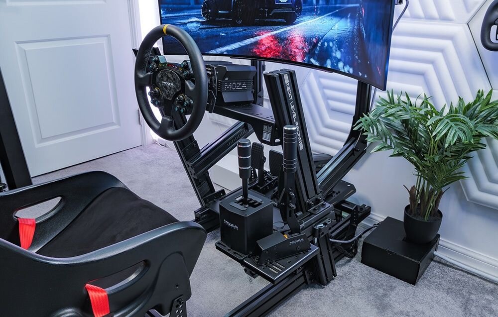 Pedał uniwersalny MOZA Racing mBooster RS076 Zestaw do simracingu z fotelem, kierownicą, pedałami gazu i skrzynią biegów, wiszący telewizor z grą wyścigową system MOZA Pit House ekspresowe dostosowanie zmiana parametrów jednym kliknięciem