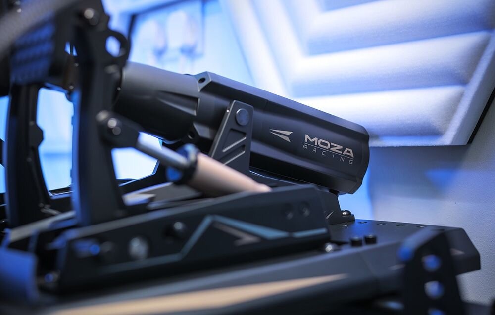 Pedał uniwersalny MOZA Racing mBooster RS076 Zbliżenie na pedał gazu Moza wydzielony silnik servo konstrukcja bez prowadnic cicha praca brak szarpnięć