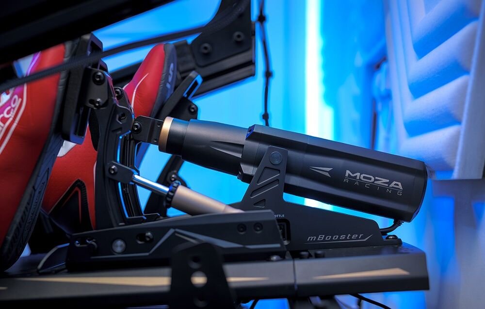 Pedał uniwersalny MOZA Racing mBooster RS076 Osoba w czerwonych butach naciska na pedały gazu Moza dwa czujniki nacisku do 200 kg 15-bitowe sensory położenia brak martwych stref 21-bitowy enkoder magnetyczny gładka praca